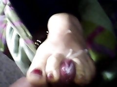 Quickly wife toejob footjob cum on feet