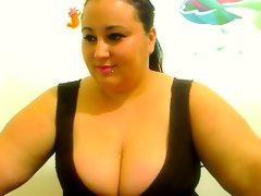 Brunette plumper puts her clothes on