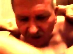 Masturbating mature gets her pussy